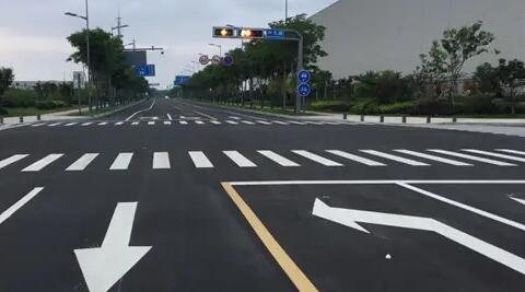 蘇州停車位劃線廠家解讀，道路交通標(biāo)志牌通常布置在什么區(qū)域？